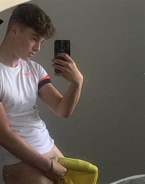 Leedslad XXX (@LeedsladXXX) .